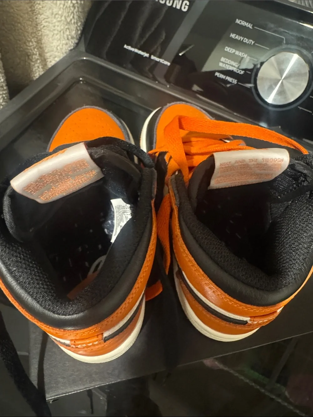 Jordan 1 Retro High OG - Black White Orange 12c
